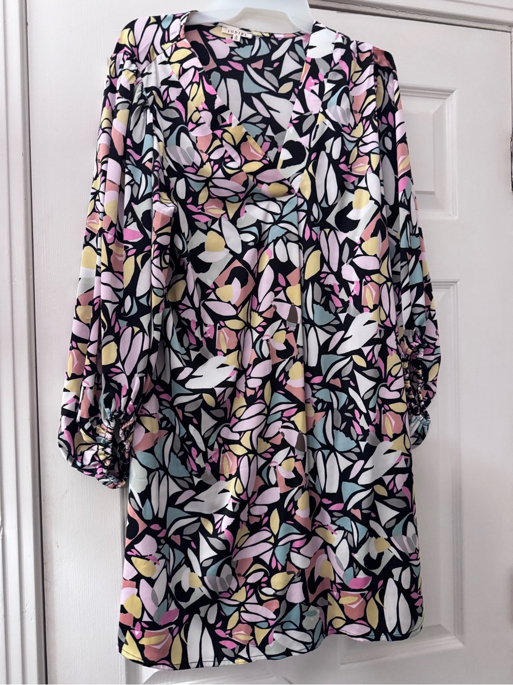 JODIFL Black Multicolor Abstract Floral V-Neck Long Sleeve Tunic